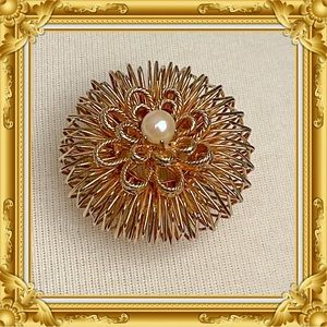 💕Beautiful Vintage Flower Shaped Brooch with Pearl Center💕